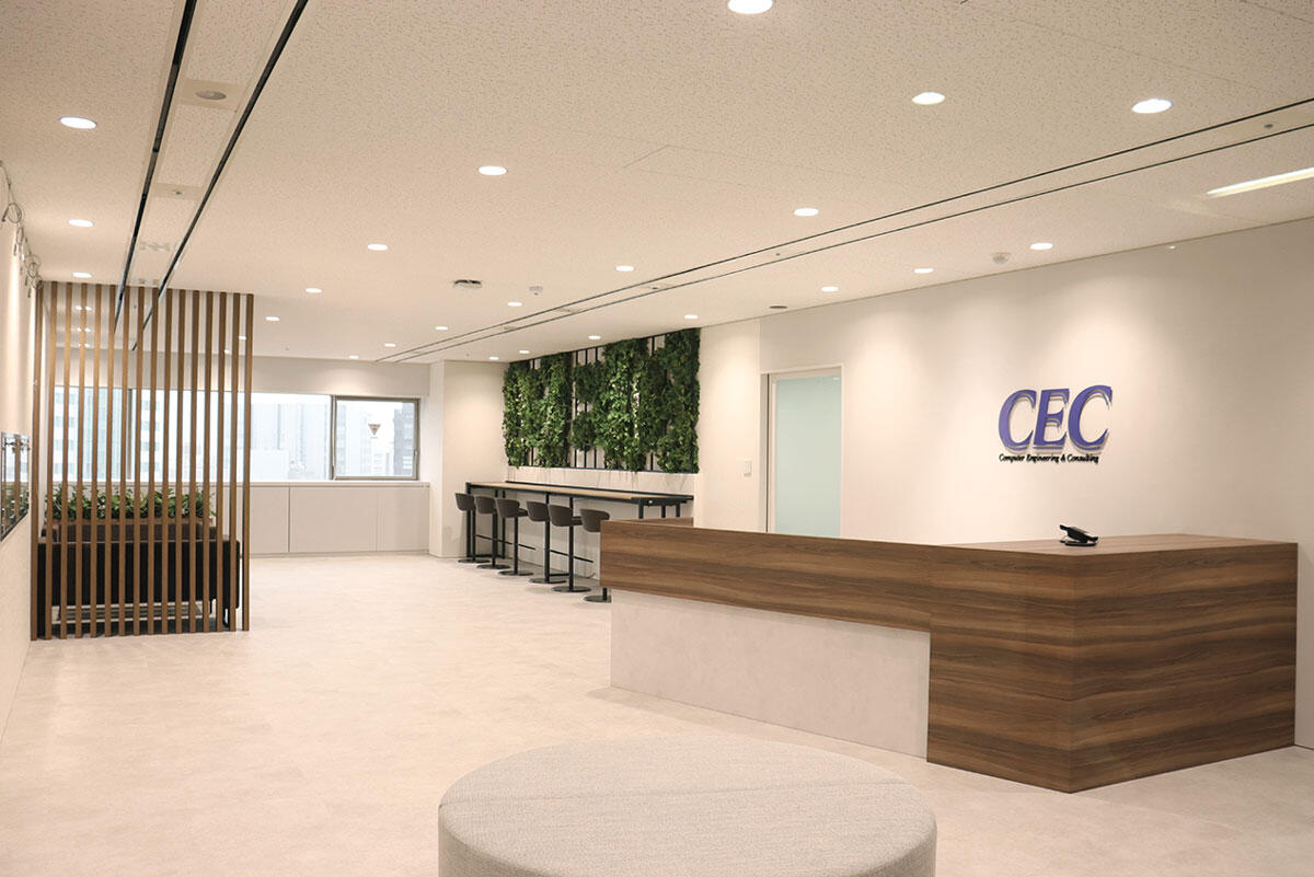 受付の写真です。開放感のある受付スペースを設け、お客様を迎える第一接点としての空間を強化しました。