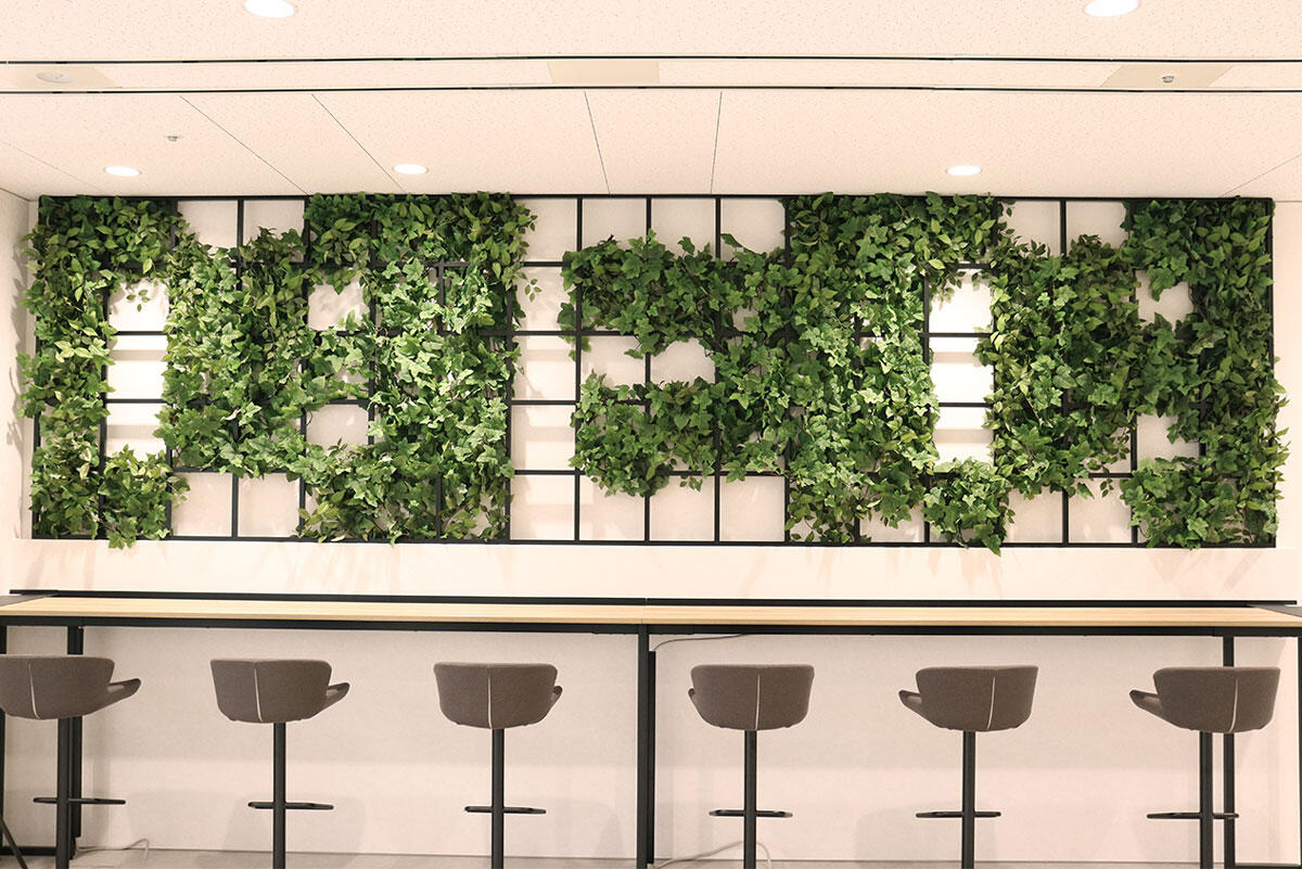 待合スペースにある「CEC」のロゴのモニュメントの写真です。